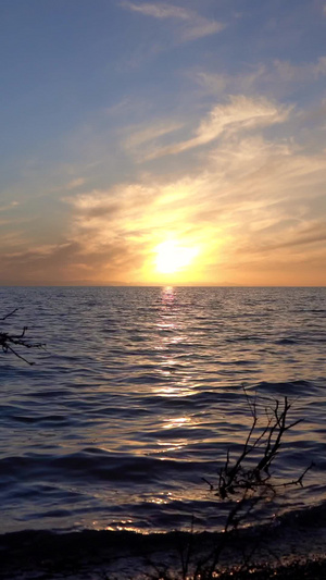 实拍夕阳红青海湖蓝天白云50秒视频