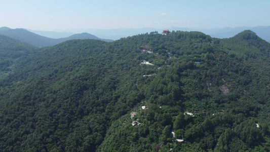 高山边的城市 航拍城市美景视频