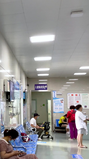 医院走廊等待就医的病人医院环境空镜头实拍医院内部环境实拍29秒视频