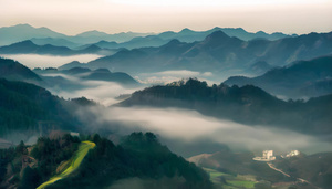 晨雾缭绕的群山与小村庄4秒视频