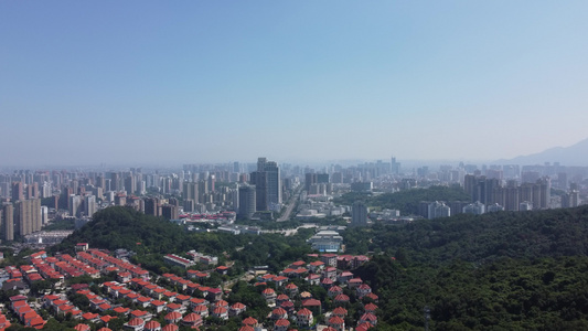 高山边的城市 航拍城市美景视频