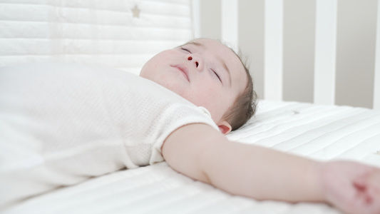 躺在婴儿床上睡着的宝宝视频