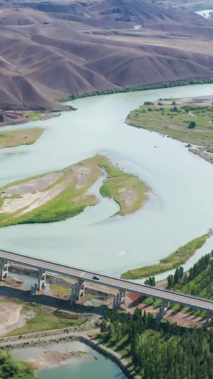 航拍新疆风光河流山野蓝天白云18秒视频