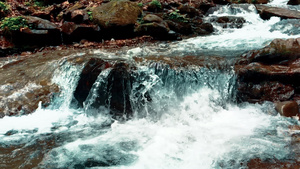 水晶冰冷的泉 流淌在石中13秒视频