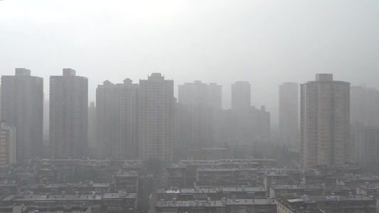 西安城市下大雨暴雨古城路边下雨视频