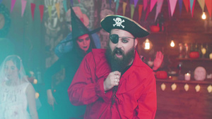 穿得像海盗的男人在圣礼派对上跳舞24秒视频