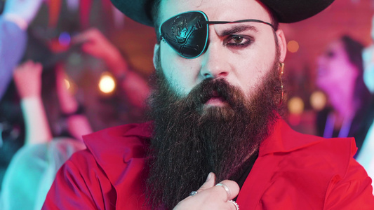 一名万圣节cos海盗的男子他有着邪恶的外表和大黑胡子视频