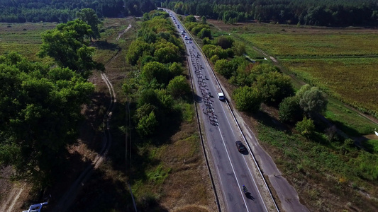 骑自行车乘在乡村高速公路上骑车的自行运动员团体视频