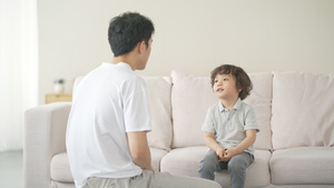 4k居家父子父亲节孩子和爸爸坐在沙发上聊天21秒视频