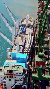 物流码头货船航拍天际线视频