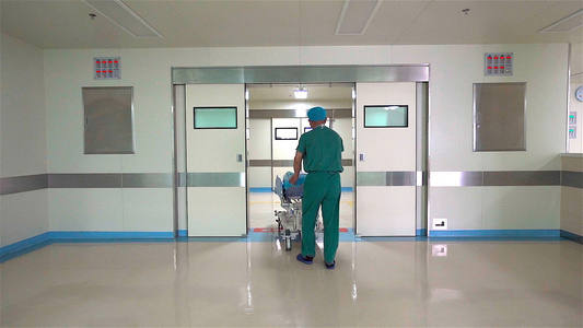 4k高清医院医生推病人进入手术室视频
