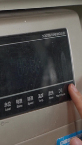家庭主妇使用洗衣机旋钮手部特写中国人视频