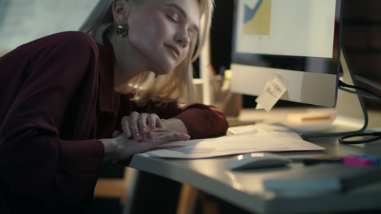 在办公室夜间工作时躺在电脑桌上的 精疲力尽商业妇女[轮班工作]视频