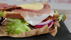 三明治加沙拉番茄火腿和洋葱21秒视频