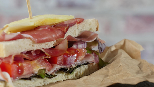 三明治加沙拉番茄火腿和洋葱视频