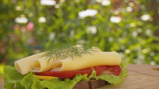 三明治加奶酪生菜和番茄视频