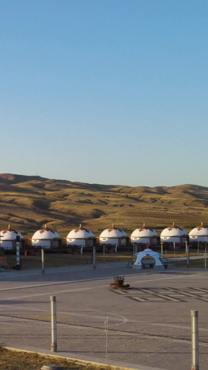 航拍内蒙古草原上的宏伟建筑豪华战车式蒙古包大草原54秒视频
