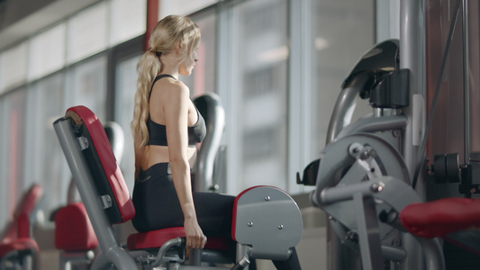 在现代健身房运动模拟器上做健身锻炼的妇女视频
