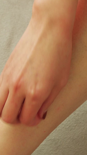 皮肤瘙痒皮肤干燥皮肤掉屑腿部皮肤病的挠痒皮肤过敏真菌感染23秒视频