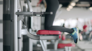 合适的妇女培训,在健身中心进行机锻炼14秒视频