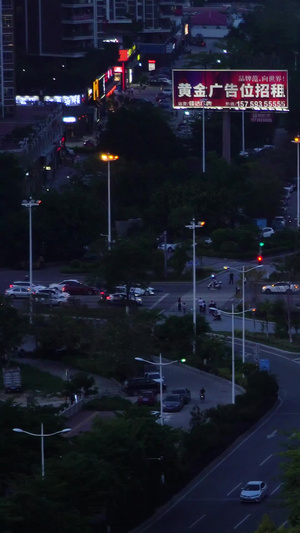 城市夜晚十字路口的车流65秒视频