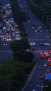 城市夜晚十字路口的车流视频