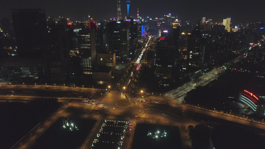 夜里照亮的上海天际线 卢吉亚苏伊区和世纪大道 空中观察 无人机向下飞行 摄像头向上倾斜视频