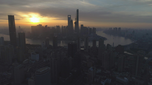 日出时的上海城市风景 空中观察 中国 无人机正在向后飞视频