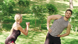 健身夫妇在夏季公园培训前一起热身30秒视频