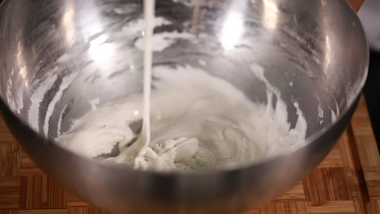 打蛋器搅拌蛋糕奶油面糊做西点 视频