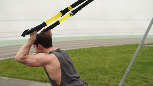健身男子在体育场用TTx悬吊绳锻炼运动视频