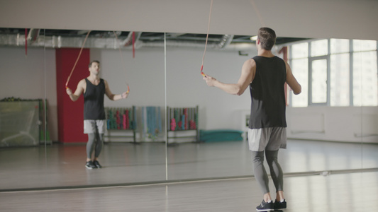 健身人训练在俱乐部跳绳练习视频