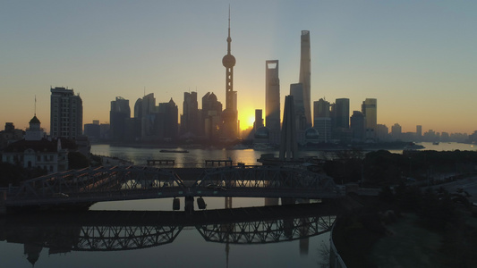 日出时空的上海天线和Waibaidu桥,Lujiazui金融区和Huangpu河,中国。 无人驾驶飞机向后向上视频