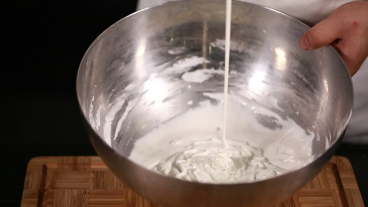 打蛋器搅拌蛋糕奶油面糊做西点 视频