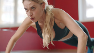 在体育俱乐部的地板上推力运动的健身妇女34秒视频