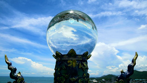 玻璃水晶球里的天空延时10秒视频