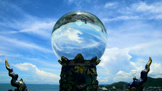 向下反翻的天空背景的球玻璃反射视频