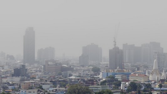危险水平的空气污染问题,下午2.5粉尘、烟雾或烟雾,在Bangkok市低可见度,泰国视频