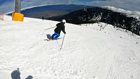 在高山滑雪度假胜地上视频