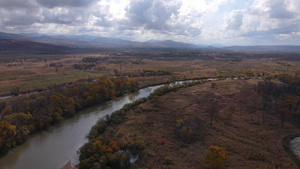 秋天俄罗斯平静的河流18秒视频