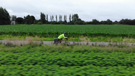 在法国骑自行车的人和使用美丽无人机视图视频