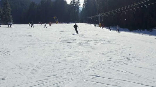 冬季运动慢动作的滑雪运动员下山视频