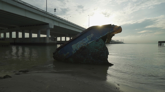 舰船沉在海滨海岸,靠近桥视频