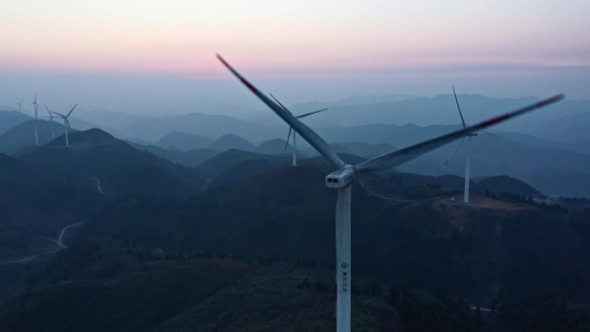 重庆狮子坪风力风车发电航拍视频
