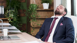 身穿商业西装的商务男士在他的办公桌睡着了11秒视频
