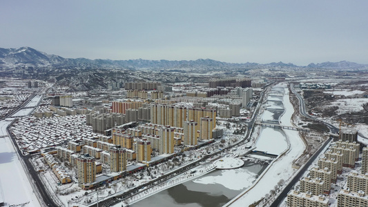 航拍县城雪后雪景视频