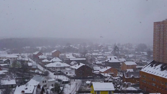 房屋院子里缓慢落雪的白雪视频