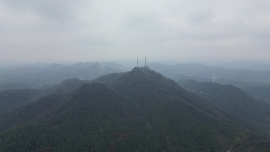 高山信号塔迷雾航拍 视频