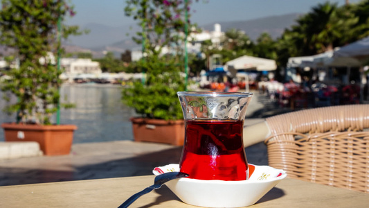 餐桌上的土制茶壶视频