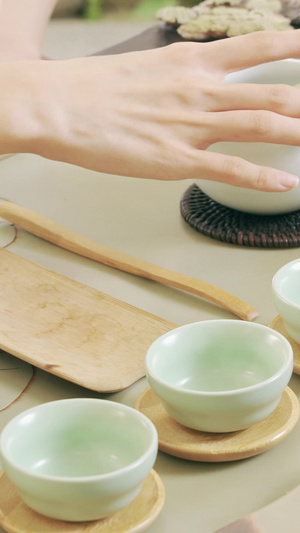 绿茶分茶奉茶瓷器皿杯中艺术形式22秒视频